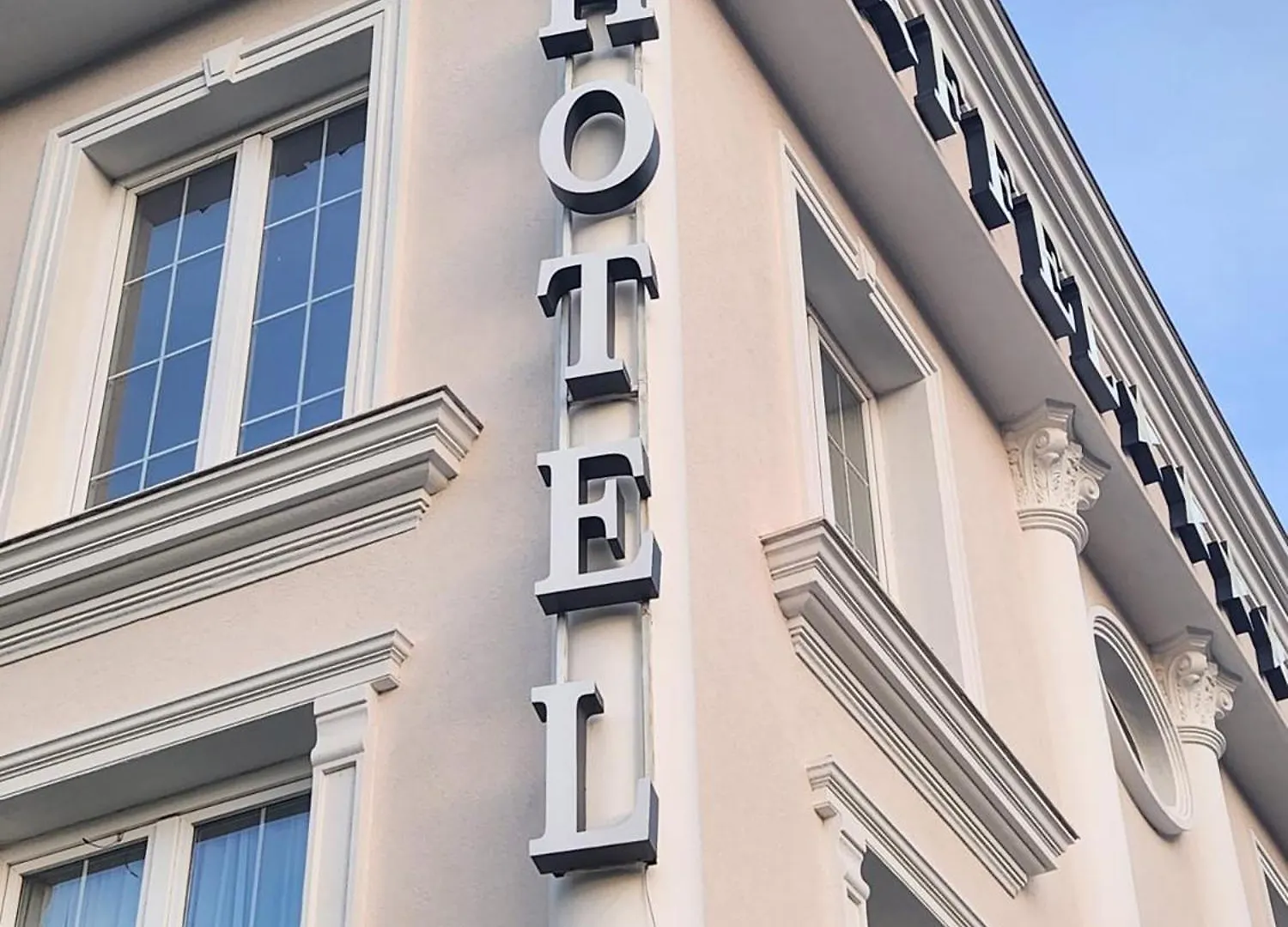 Hotel Eiffel Yrshek 4*,