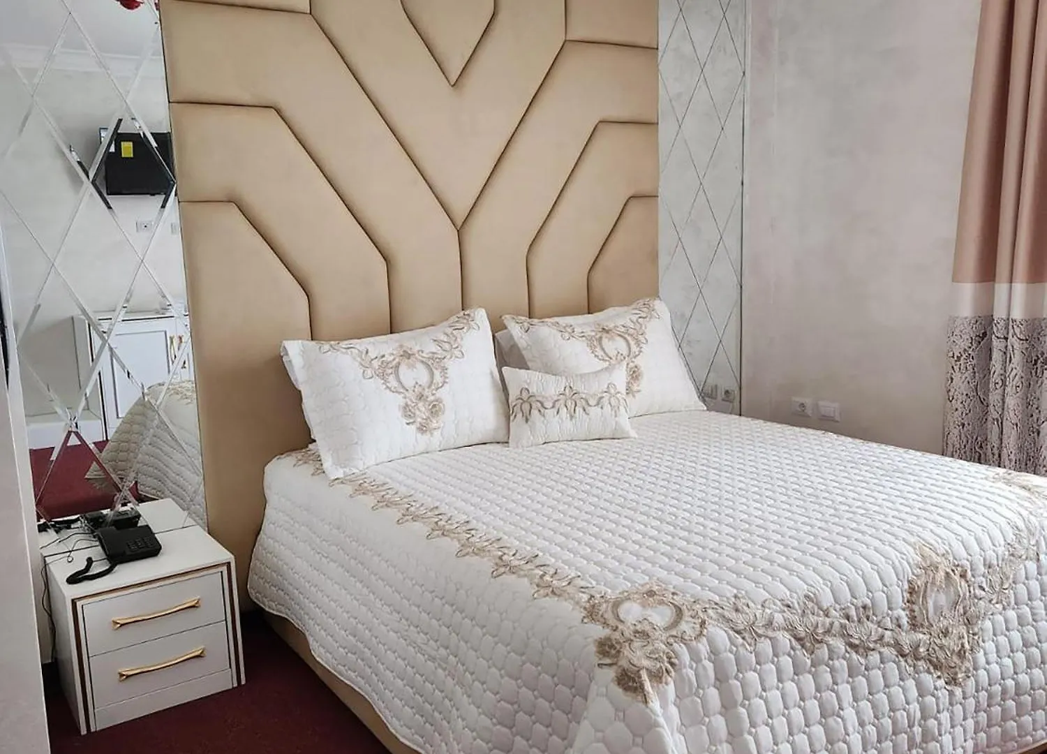 Hotel Eiffel Yrshek Albania