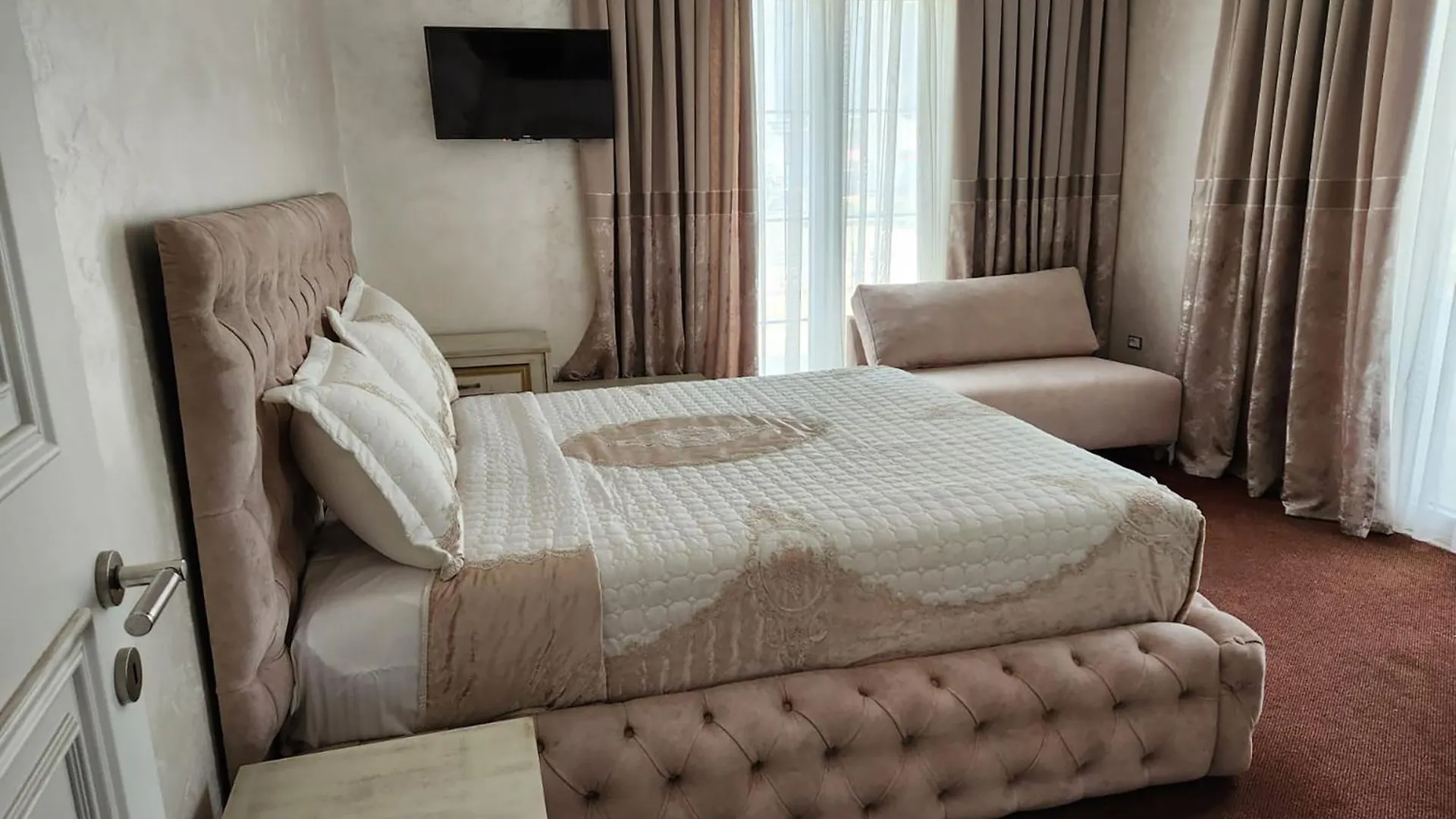 Hotel Eiffel Yrshek Albania