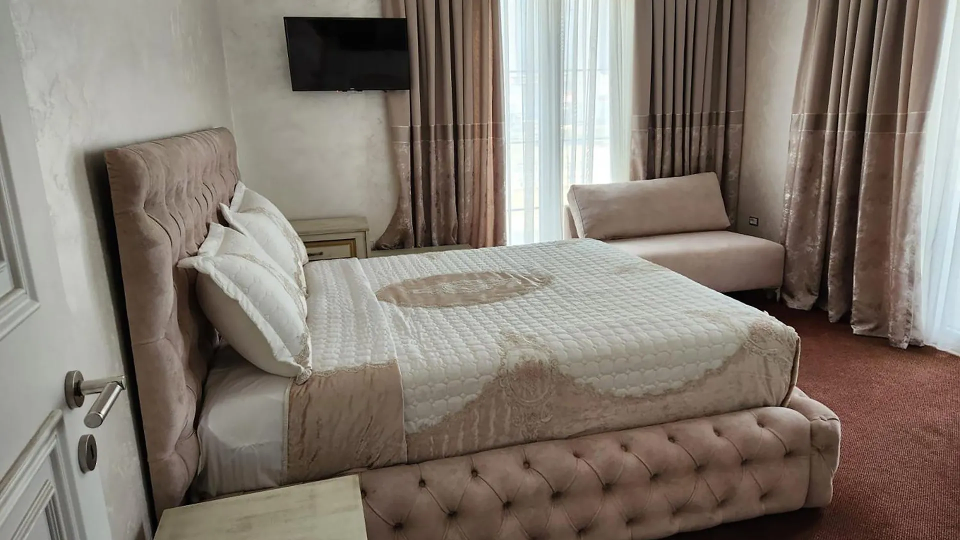****  Hotel Eiffel Yrshek Albania