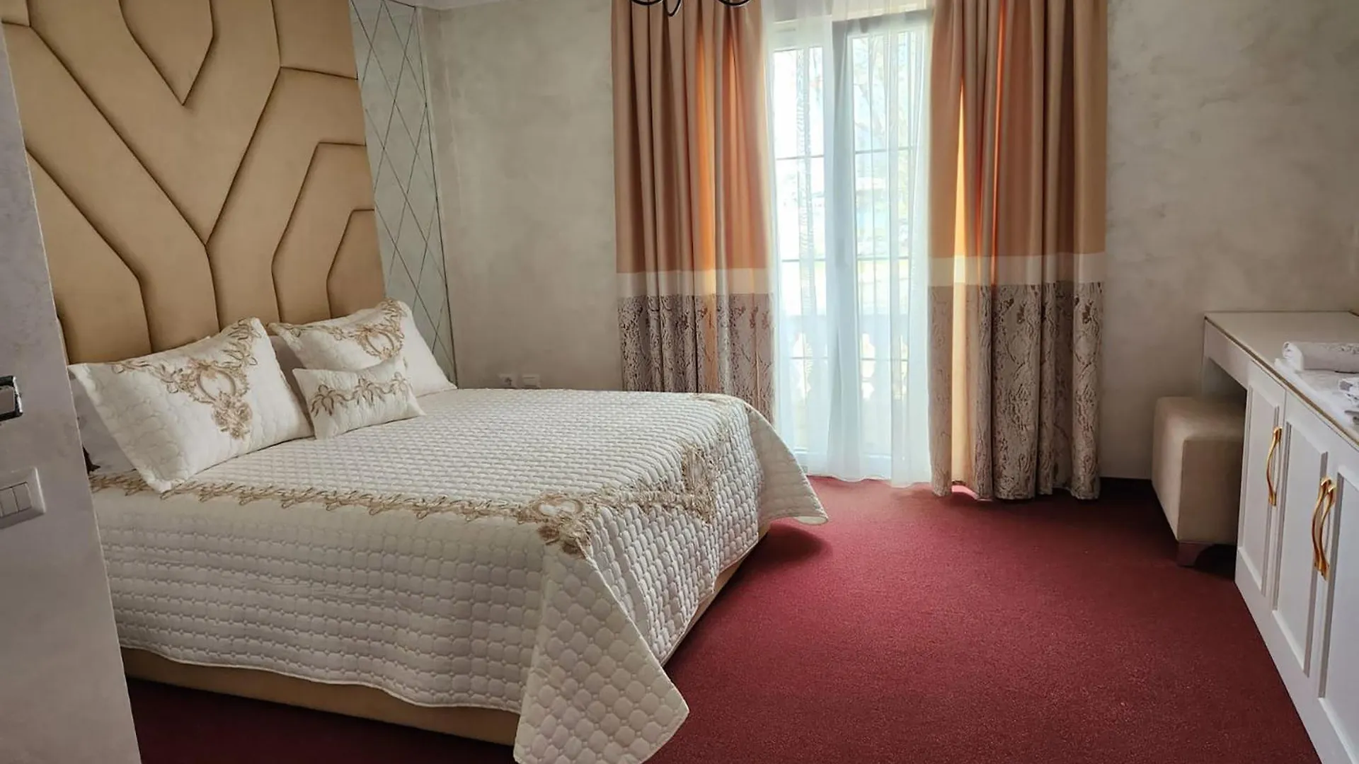 Hotel Eiffel Yrshek