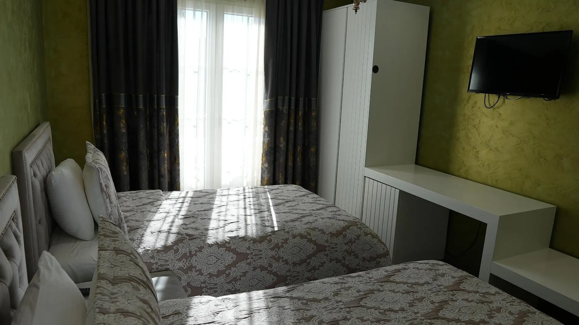 Hotel Eiffel Yrshek Albania