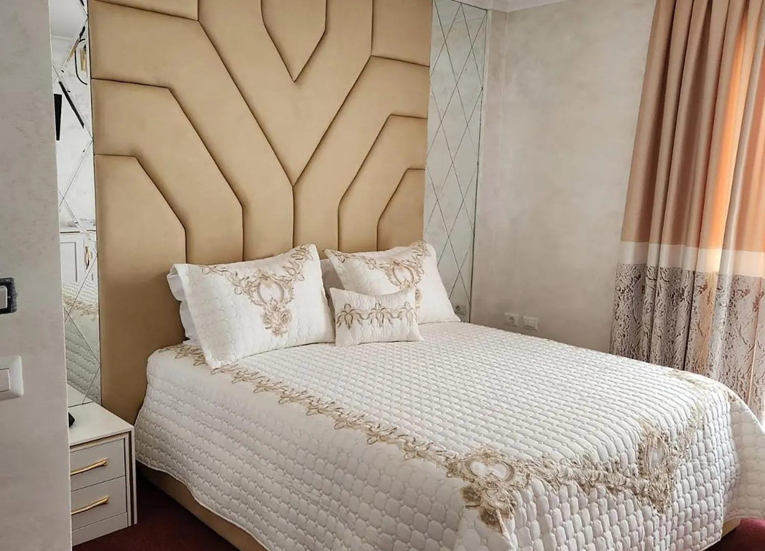 Hotel Eiffel Tirana 4*,