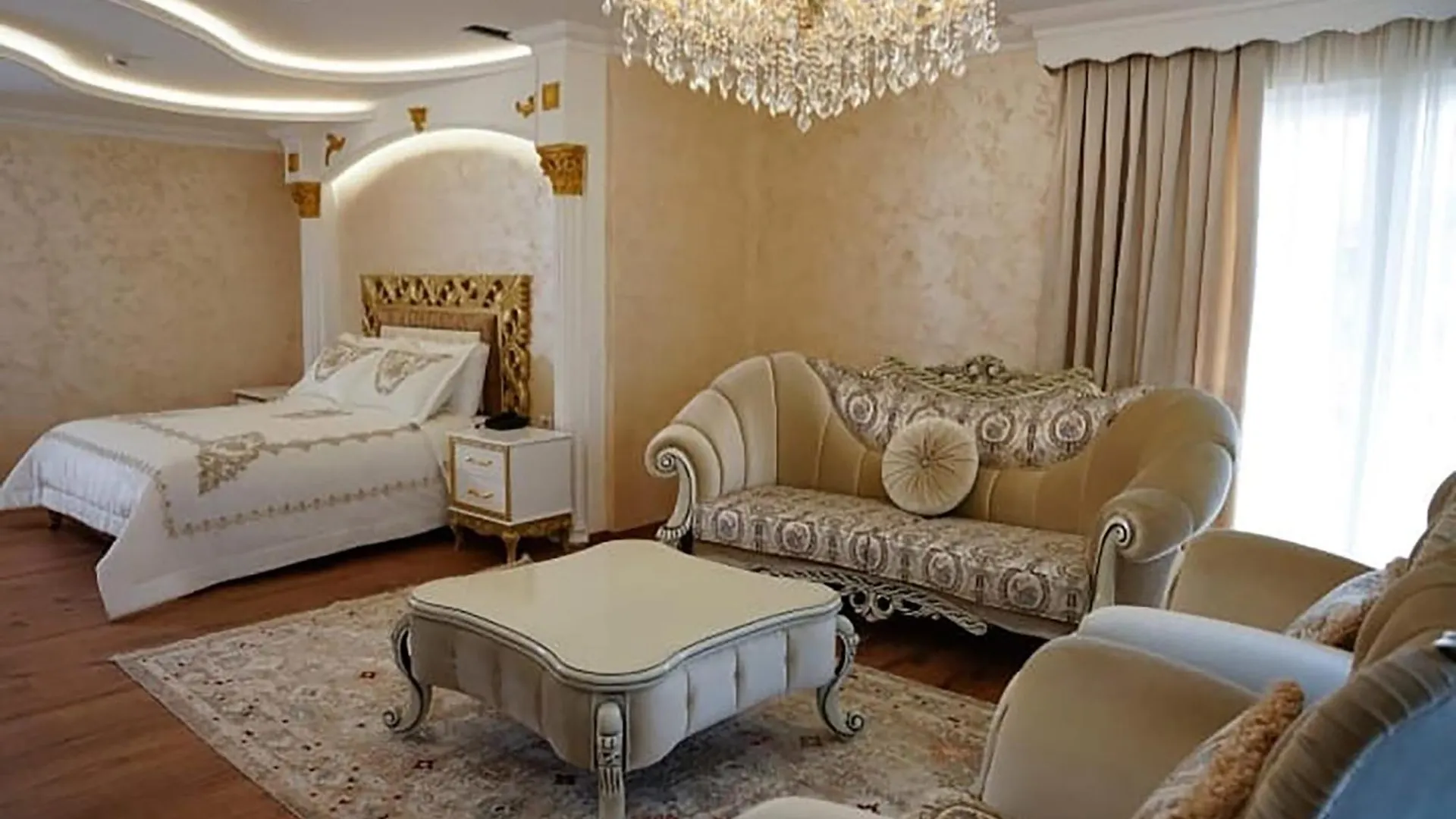 Hotel Eiffel Tirana 4*,